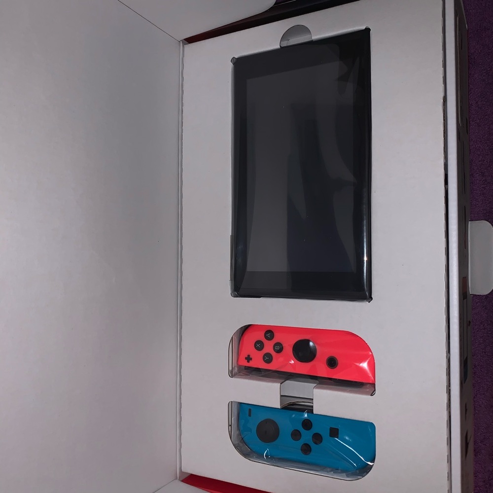 Nintendo Switch - Picture 2 of 4